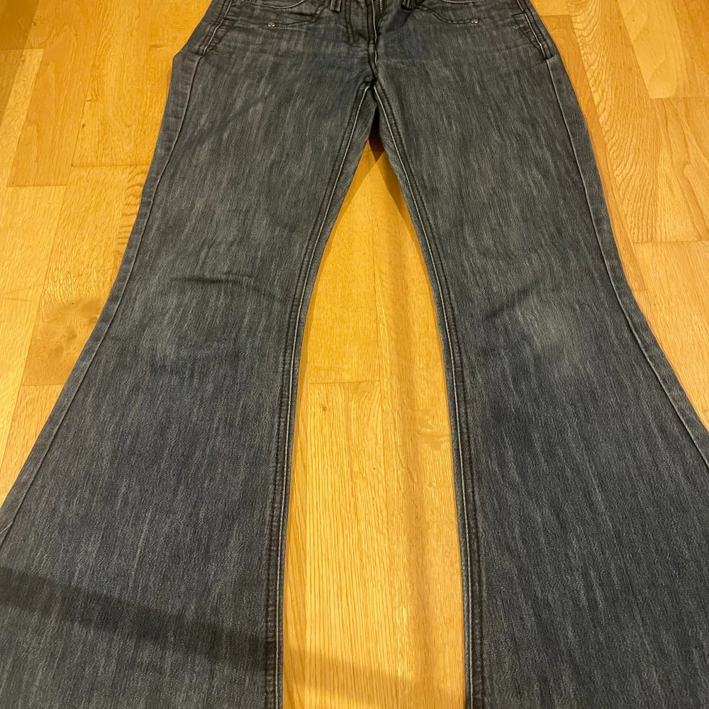 Jätte söta lågmidjade bootcut jeans med coola detaljer på baksidan. Jag älskar de men de är för små på mig. Hade inte rekommenderat om man e över 160.. Jeans & Byxor.