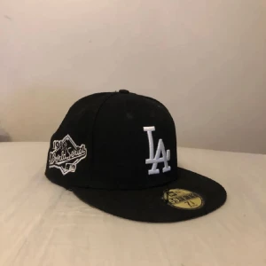 LA keps fitted - Fet keps med en clean badge på sidan. 9,9/10 skick. Andvänd typ 3 gånger.