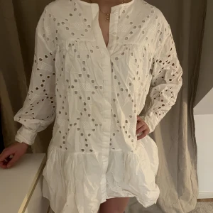 Klänning - Jättefin sommarklänning! Använd 1 gång. Storlek M men passar mig som har S. (Hon på bilden har vanligtvis Xs)