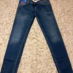 Acne jeans helt nya - Acne jeans helt nya storlek 33/32 passform regular. Nypris 2700, säljer pga köpte till min kille men passar tyvärr inte. Perfekta till våren och sommaren🌻🫶 Skicka för mer bilder och äkthets bevis  