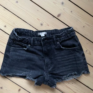 Jeanshorts - Jeanshorts från Young gina💞 Iza and Elle kollektionen. 