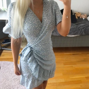 Söt sommarklänning - Jättesöt sommarklänning som är omlott, alltså att man knyter den själv. Från Vero Moda i storlek xs. Nästan aldrig använd då den inte är min stil