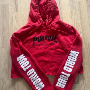 Röd croppad hoodie - Röd croppad hoosie i storlek xs, med justin beiber tour tryck, väl använd men inga defekter