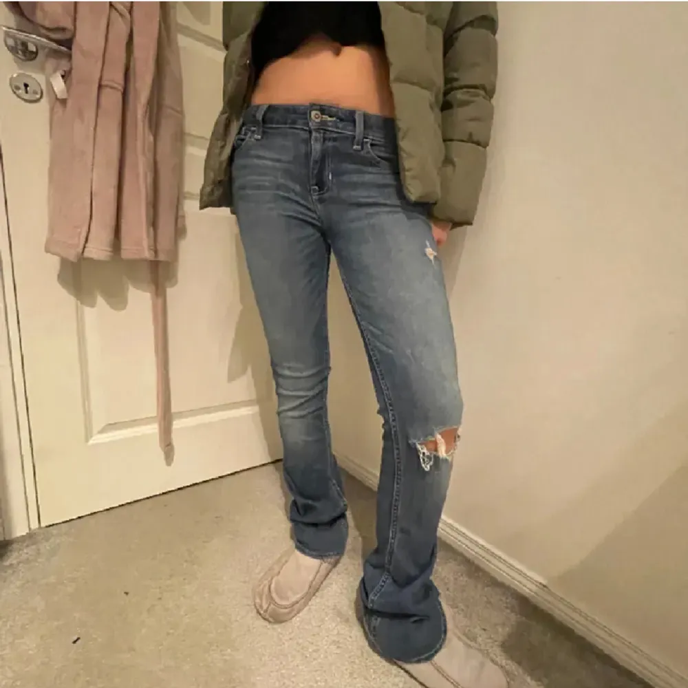 Så snygga lågmidjade jeans köpta här på plick, säljer igen då de inte passade tyvärr :( första bilden är lånad från säljaren. Jeans & Byxor.