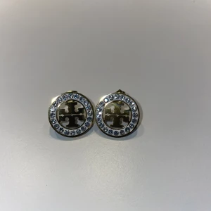 Tory burch örhängen i guld/diamanter - Tory burch örhängen i guld (inspirerade).  
