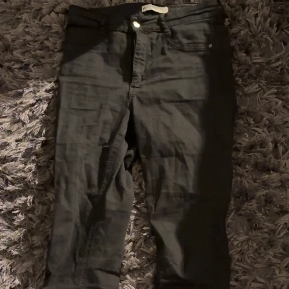 Svarta jeans från Gina i modellen Molly. Använda men i fint skick och i storleken L men skulle sagt dom är som S/M. Jeans & Byxor.