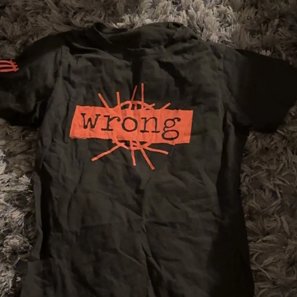 Depeche Mode t shirt merch, köpt på en konsär. Fint skick men står ej vilken storlek men skulle tippat på storlek S. T-shirts.