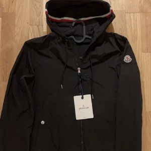 moncler grimpeurs - säljer en helt oanvänd moncler jacka storlek L. Tags och påse får du med när du köper såklart!