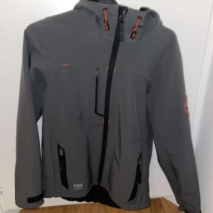 Helly Hansen Regnjacka - Jättefin Helly Hansen regnjacka, använd bara ett fåtal gånger. Tryck gärna på köp nu eller kontakta vid frågor!