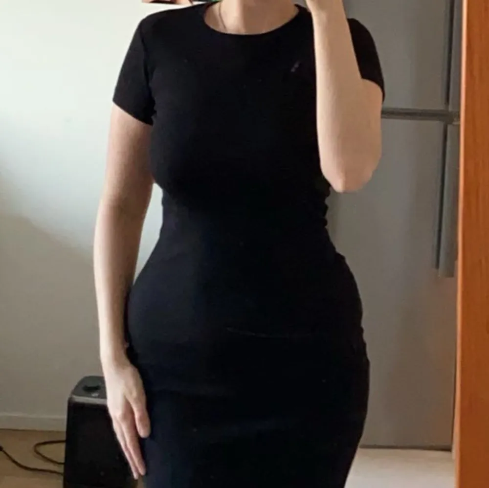 Black long dress w split . Klänningar.