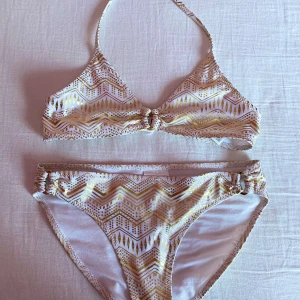 Bikini  - Guld/vit bikini från H&M👙använd typ 5 gånger, storlek 146/152   