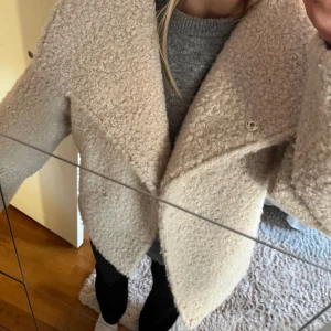 Beige jacka - Säljer denna snygga kappa från ginatricot, använd endast nån gång så den är som ny🩷