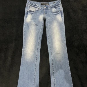 jeans  - lågmidjade jeans, passade tyvärr inte mig men så fina 💞  🌸midjemått- 38cm rakt över  🌸 innerbenslängd- 80cm 🌸 gren- 20cm använd gärna köp nu🫶🏽🫶🏽