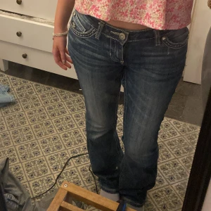 Lågmidjade y2k jeans - Säljer dessa jätte fina Harley Davidson jeans. De är omsydda till mer lågmidjat och är därför osäker på hållbarheten, men har använt dem flera gånger utan problem. Nypris 1000kr men säljer de då jag nu bytt stil😊❤️midjemått:37cm Innerben: 76cm