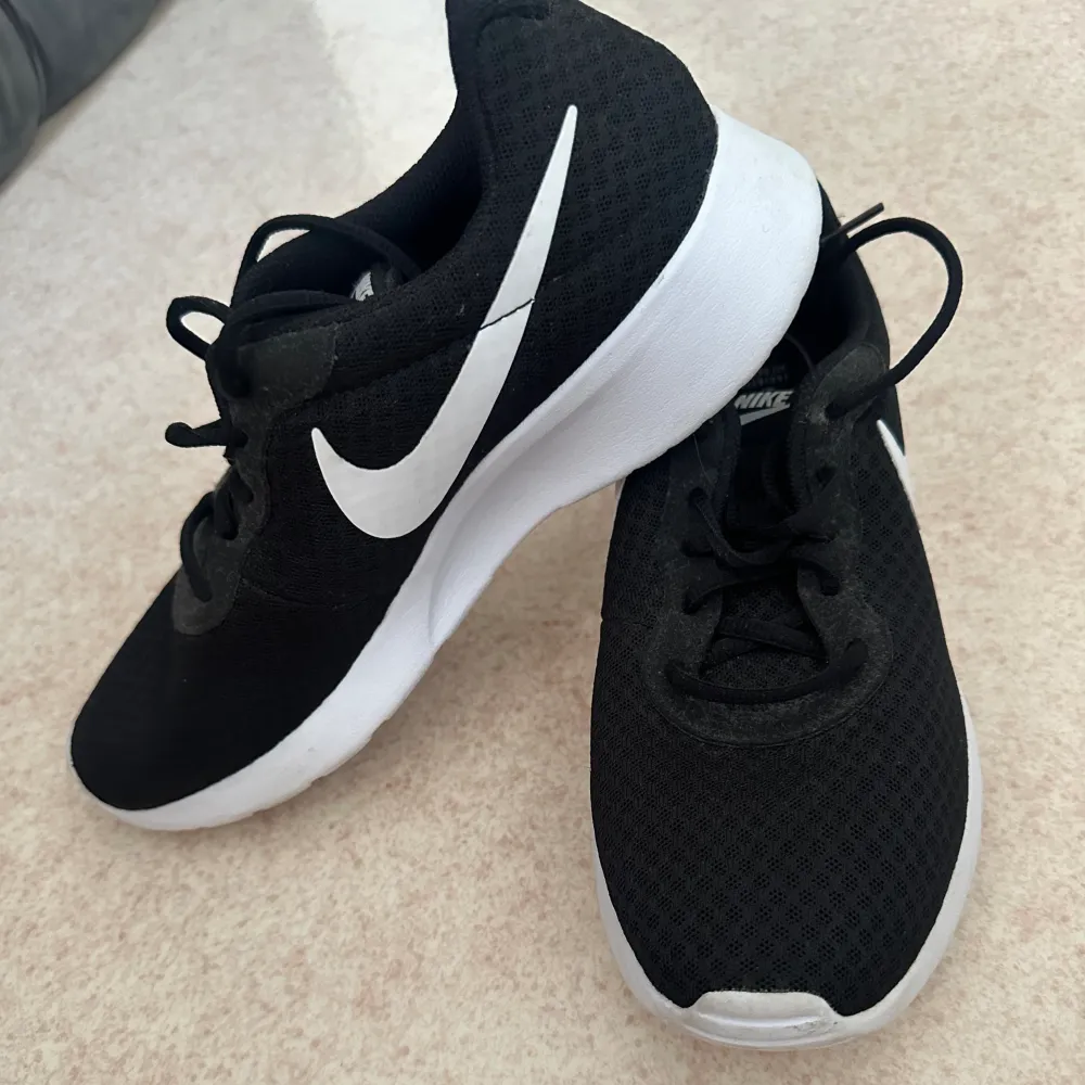 Svarta Nike skor. Bra skick , använt Max 1 gång så dom är som nya . Skor.