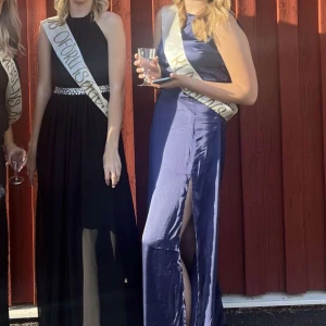 Balklänning  - Jag säljer nu min balklänning som jag använt 1 gång på balen i 9:an. Det är en marinblå satin kläning med slits och en öppen rygg med spetsdetaljer💗