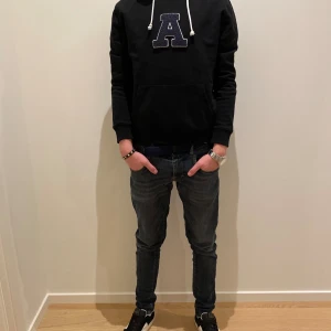 Axel arigato tröja - Hej säljer min Axel arigato tröja eftersom jag får ingen  andvändning av den mer. Köpte den för 1500 på nk. Den är i bra skick 8/10 skriv om ni har några funderingar mvh Ville!!