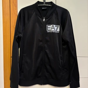 Armani kofta  - Bra skick, inga skador  Kvitto finns vid önskemål 