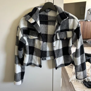 Rutig jacka  - Croppad jättemysig jacka/tröja i sååå skönt material!! Tunn så den passar till sommaren. Liten i storleken, fickorna är fake 🤍skriv vid frågor 