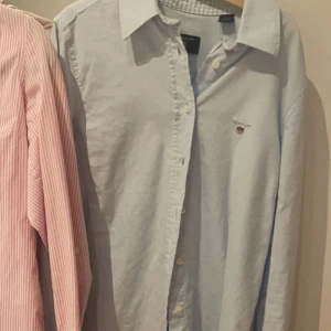 Skjorta! - Två stycken jätte snygga skjortor från gant och bondelid! De är skit snygga till ett par linnebyxor på sommaren eller till t.ex ett par jeans. 100 kr styck eller båda för 150🥰