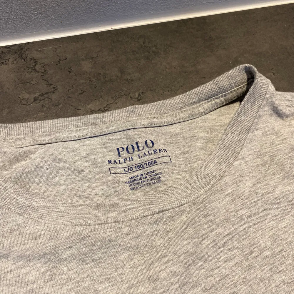 Säljer denna gråa T-shirten från Ralph Lauren för endast 199kr!🤩 | nyskick! | skriv vid frågor och funderingar!😁. T-shirts.
