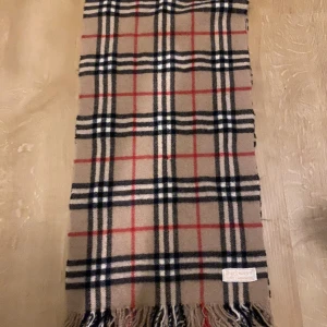 Burberry halsduk - Säljer min burberry halsduk då jag inte använder!  ÄKTA