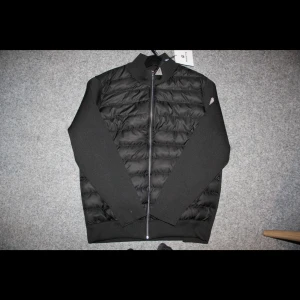 Moncler Cardigan - Säljer denna då den ej passade mig tyvärr! De är en äldre modell dessutom  Aldrig använd iprincip  Skick 10/10🔥  Köpt på farfetch💯kvitto finns🔛🔝