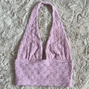 Halterneck topp - Rosa/lila halternecktopp, använd 1 eller 2 gånger så i nyskick! Säljs då den aldrig används 🩷skriv vid frågor