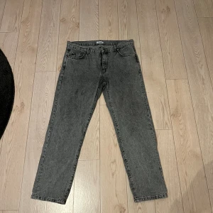 Woodbird jeans (herr)  - Säljer dessa gråa jeans, använd ett par gånger. 10/10 skick.  Säljs på grund av att jag rensar ur garderoben på saker jag inte använder. Storlek 34/32