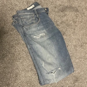 Replay anbass  - Säljer nu ett par riktigt stilrena replay anbass! Storlek 34 och i rikigt fint skick! Tveka inte att höra av dig vid minsta lilla fråga🙏