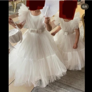 Två brudnäbbs klänningar - Säljer nu dessa två fina klänningarna använda en gång i storlek 110 och 116.  900kr per klänning. Eller båda för 1700kr