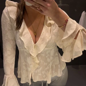 Zara blus med volanger  - Säljer denna blusen då jag tycker den är lite för V ringad och därmed inte kommer till användning 💕💕