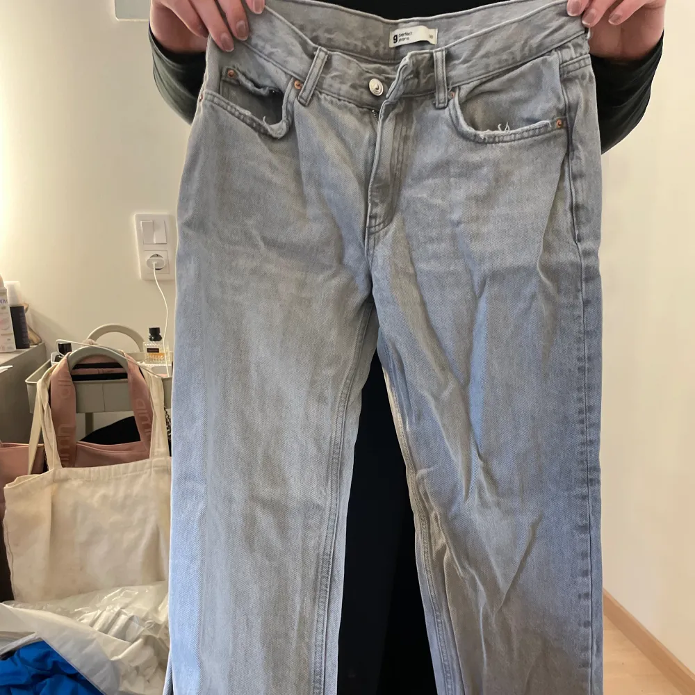 Säljer mina Gina low waist straight byxor, mycket bra skick och är i storlek 36. . Jeans & Byxor.