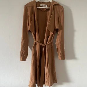 Kappa - Tunn, tygkappa från Ivyrevel. Storlek 36.  Den är lite nopprig på vissa ställen. 