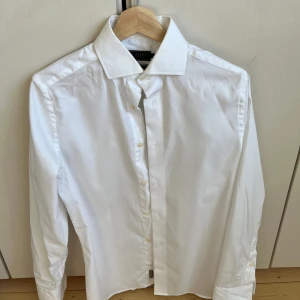 Kostym skjorta - Vit kostym skjorta  Fint skick! 