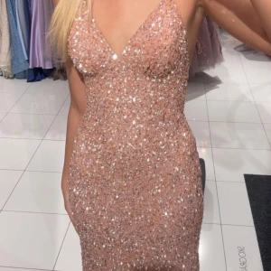 Dressroom linné  - Säljer denna rosa klänning från dredsroom!! 🩷Aldrig använd endast testad, prislappen kvar! Storlek 34/36 🙌🏼 kontakta mig vid funderingar eller fler bilder!