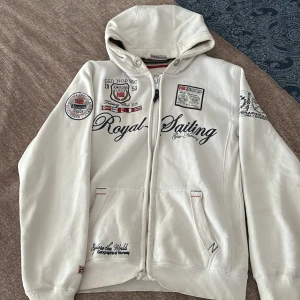 Hoodie - En tröja med dragkedja i storlek L, skulle säga att den snarare är storlek S.. kanske m 