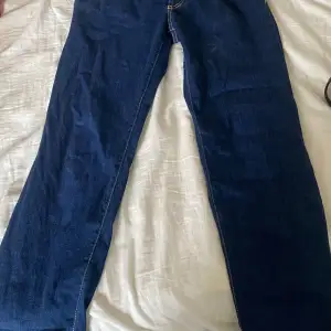 säljer dessa jeans  innerbenslängd: 82cm midja: 45cm