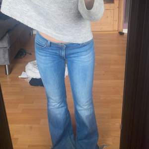 Jätte fina Lee jeans i storlek 36❤️ skriv vid mer frågor och dom är lite slitna där nere men inget man märker av( sista bilden) och dom är lågmidjade 