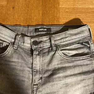 Säljer dessa jätte fina Replay jeans med inga defekter! De är storlek 14 år och passar 160-170. Sitter som regular/straight fit! Så inte slim men inte baggy.Nypris runt 1000-1500 kr! Mitt pris:499. Det går självklart att diskuteras.