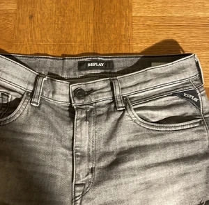 Replay jeans - Säljer dessa jätte fina Replay jeans med inga defekter! De är storlek 14 år och passar 160-170. Sitter som regular/straight fit! Så inte slim men inte baggy.Nypris runt 1000-1500 kr! Mitt pris:499. Det går självklart att diskuteras.