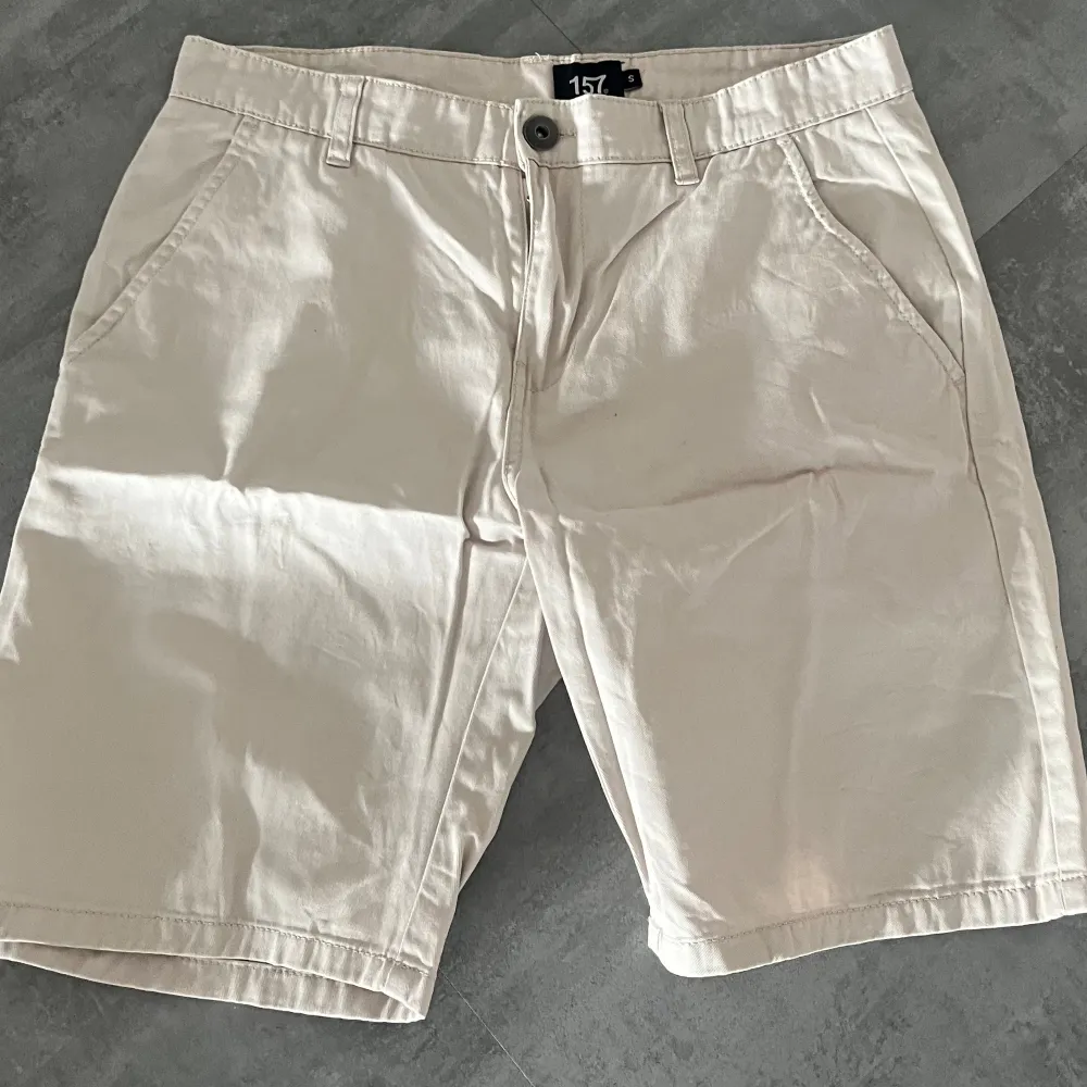 Säljer dessa snygga vit/beige shorts i storlek S från Lager 157. Dom är i bra skick. Shorts.