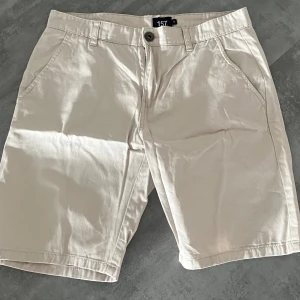 Chino shorts - Säljer dessa snygga vit/beige shorts i storlek S från Lager 157. Dom är i bra skick