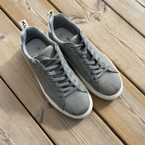 Sjukt snygga Kurt Geiger skor - Gråa med vit nederdel otroligt snygga nu till sommarn. Lite använda (märke på vänster skon fram därför sänkt pris) annars bra och efter en tvätt kommer de va som nya.