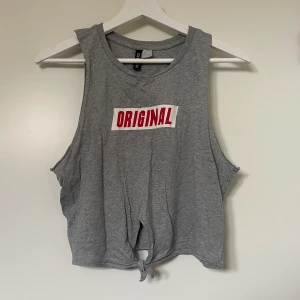 Linne - Tunt grått linne med texten Original från H&M Divided. Storlek S men passar utmärkt för XS. 
