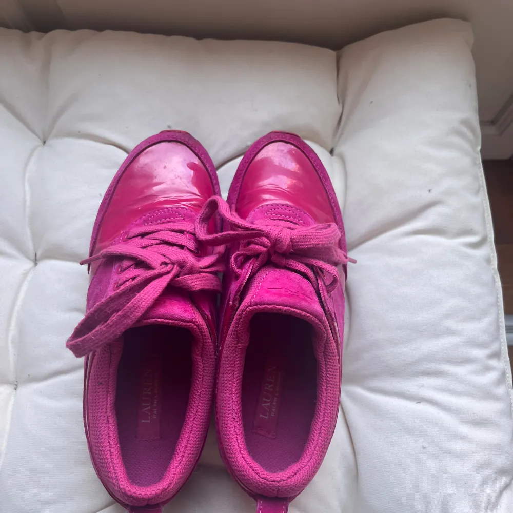 Jättefina rosa sneakers från Lauren Ralph Lauren. Sparsamt använda. . Skor.