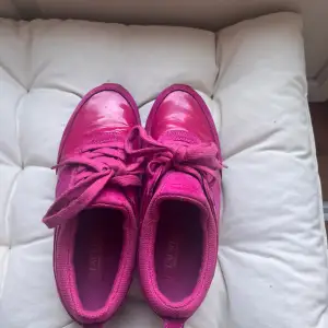 Jättefina rosa sneakers från Lauren Ralph Lauren. Sparsamt använda. 