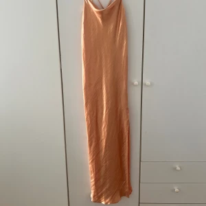 Satin klänning från asos med prislapp - Ny elegant klänning från asos! I satin .  Har även en slits . Passar utmärkt vid bröllop eller andra tillställningar. Eller bara en varm sommar kväll’ ✨ ny pris 799 :-
