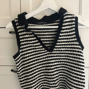 Stickat, randigt linne - Stickat, randigt linne från Stradivarius i storlek S. Fint skick!