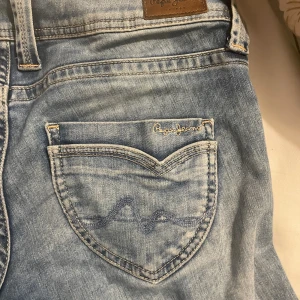 Pepe jeans  - Jättefina lågmidjade pepe jeans som har en så otroligt snygg tvätt ❤️ Säljer då de tyvärr var för stora för mig! Priset är disskuterbart! hör av er vid frågor annars är det bara att trycka på ”köp nu” ❤️